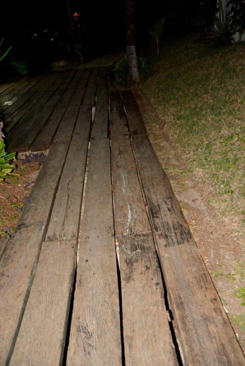 Ścieżki hotelowe z mahoniowych desek Maya Caribe Beach House by Faranda Hotels