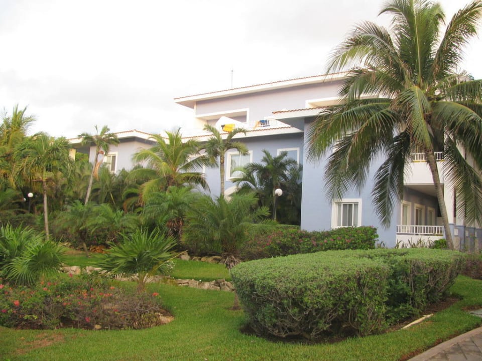 Blick vom Haupthaus auf das erste Zimmerhaus Hotel Riu Playacar