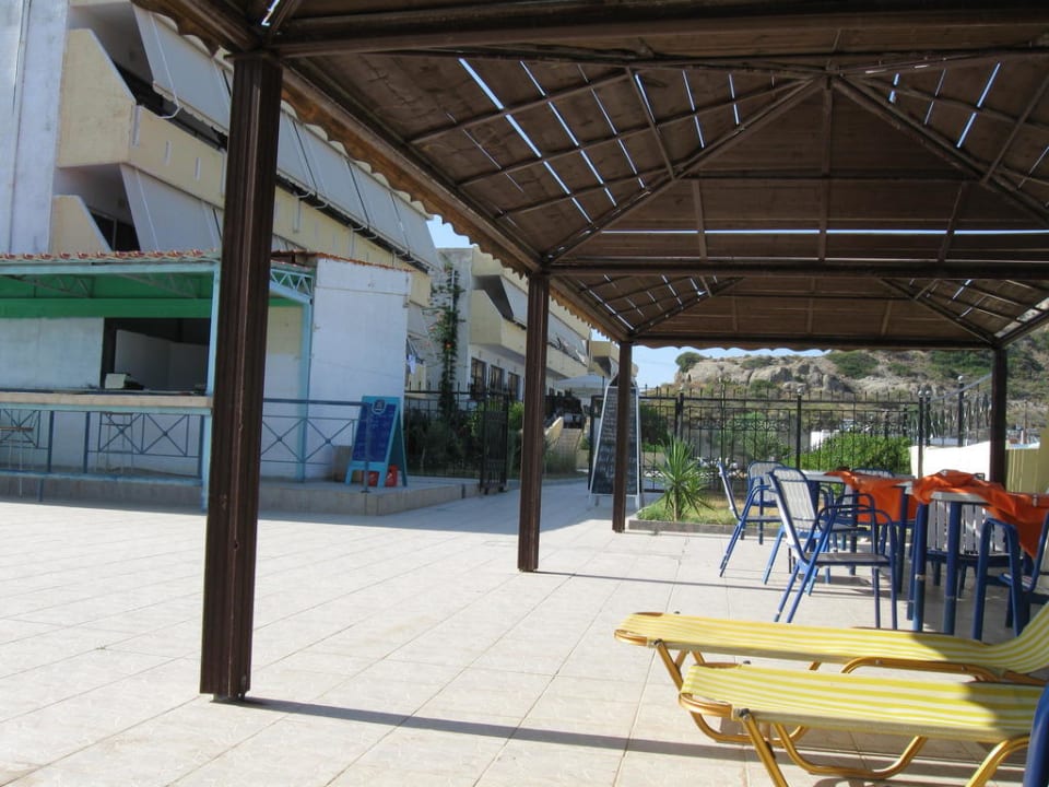 Leider ist der Gartenbereich nicht viel mit Grün Telhinis Hotel