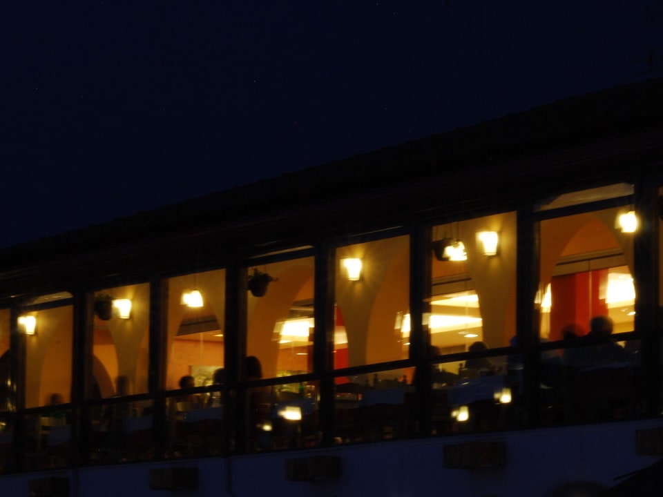 Das Restaurant bei Nacht Blue Dolphin Resort Hotel