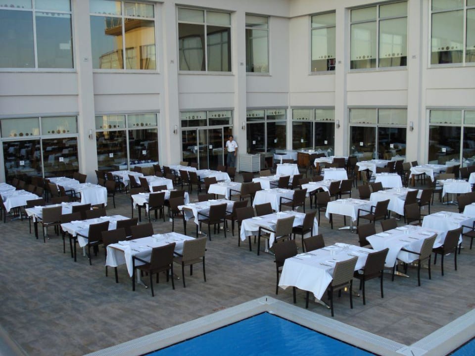 Außenbereich des Hauptrestaurants Saturn Palace Resort Hotel