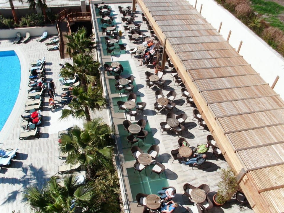 Balkonblick zum Pool Side Crown Palace