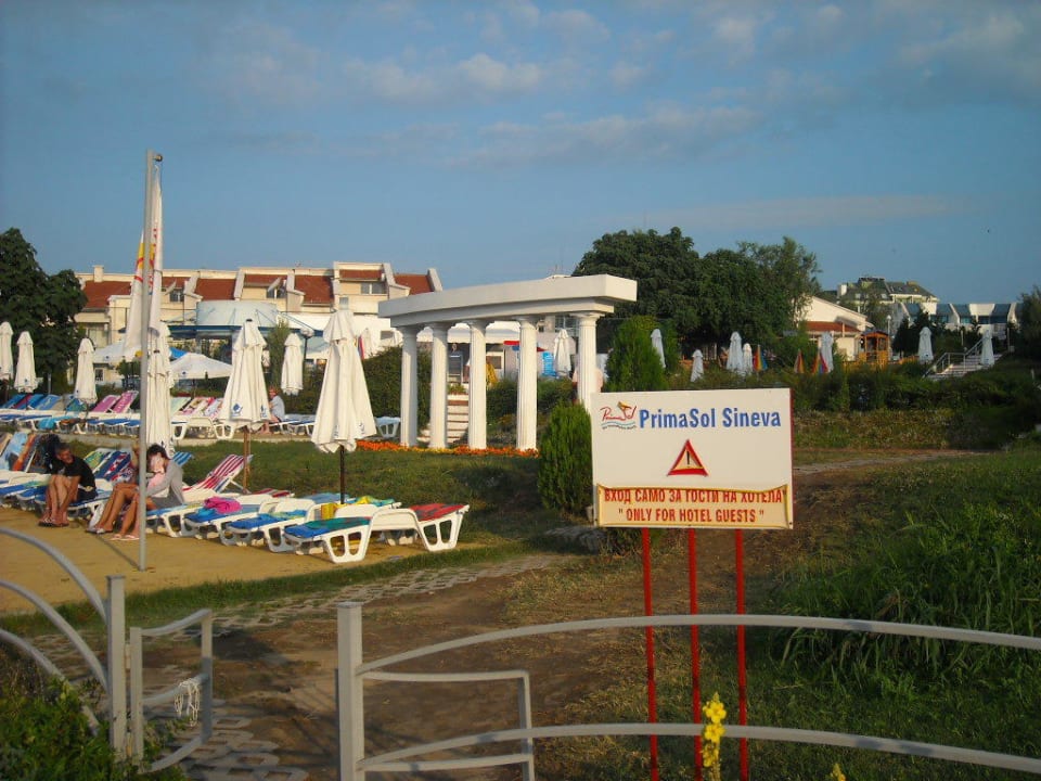 Blick von Strand kommend Hotel Sineva Beach