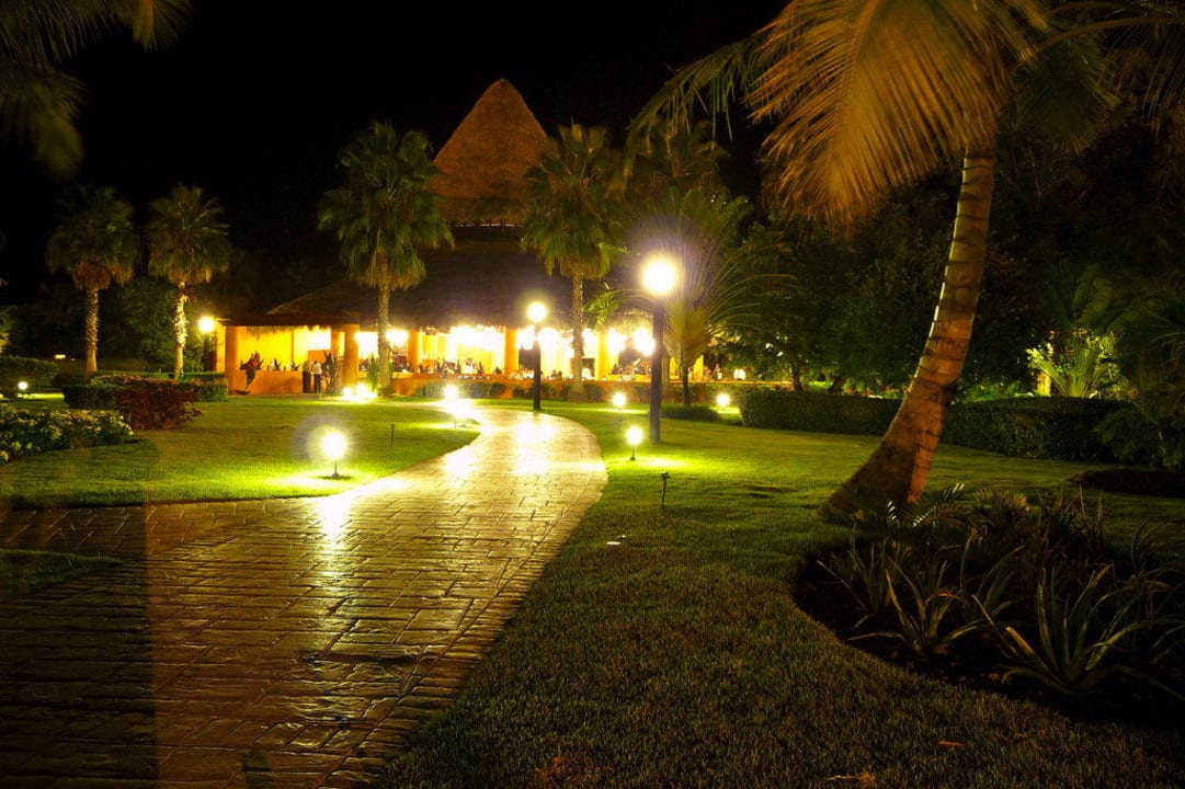 Gartenanlage bei Nacht Dreams La Romana Resort & Spa