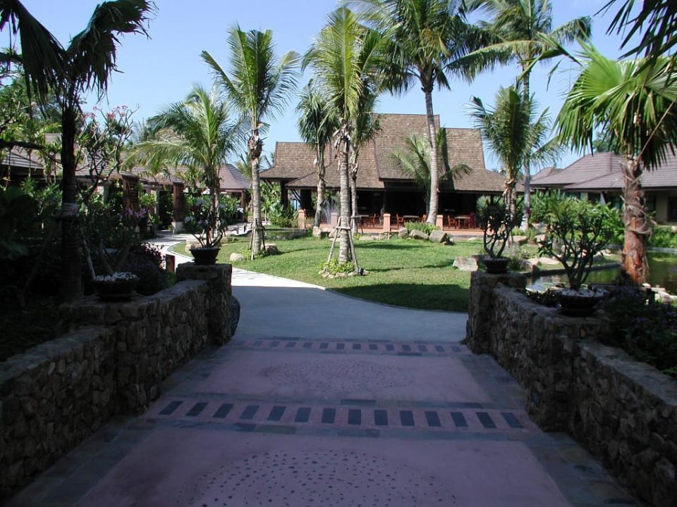Weg durch den Hotelgarten zum Strand! Bo Phut Resort & Spa