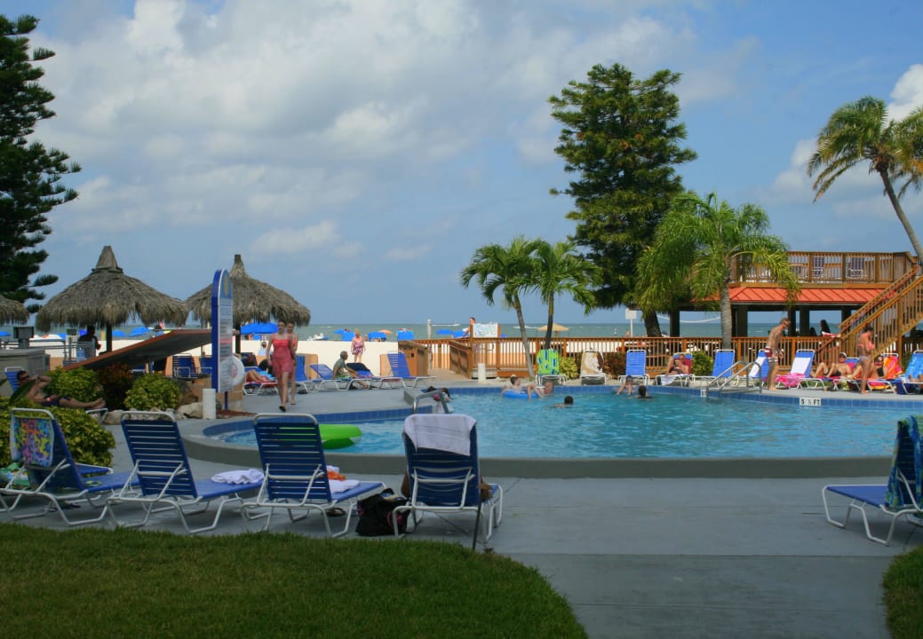 Pool mit Meer im Hintergrund Hotel Dolphin Beach Resort