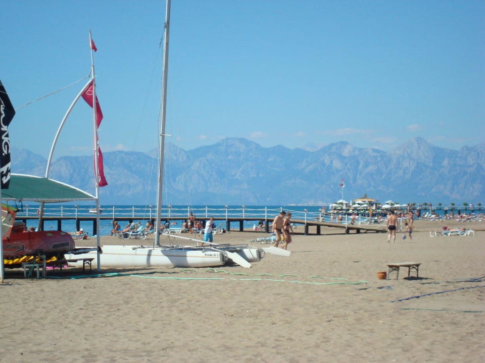 Blick vom Strand Richtung Gebirge Limak Lara Deluxe Hotel & Resort