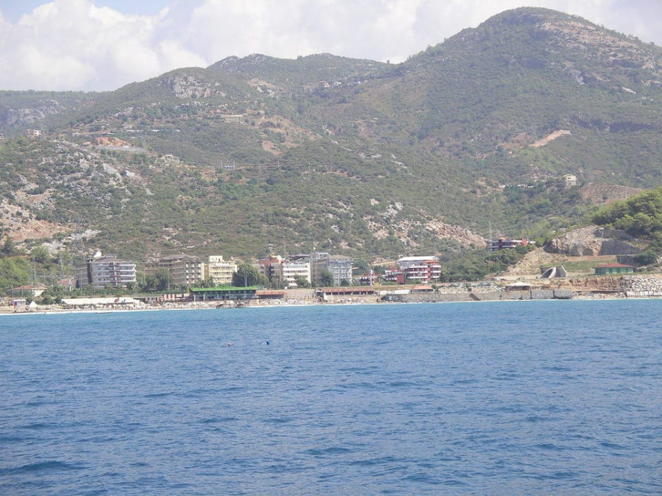 Blick vom Boot in die Hotelbucht Club Hotel Mirabell