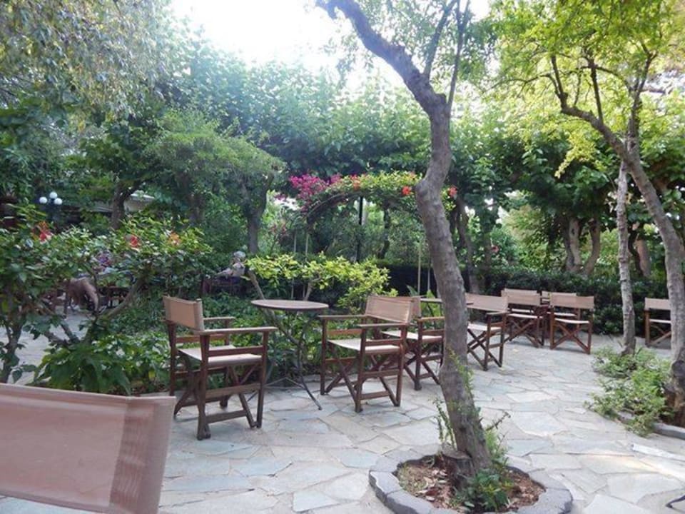 Terrasse devant le bar Apollonia Beach Resort & Spa