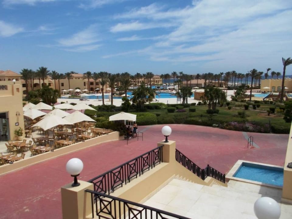 Seitlicher Blick auf Restaurant-Terrasse Cleopatra Luxury Resort Makadi Bay