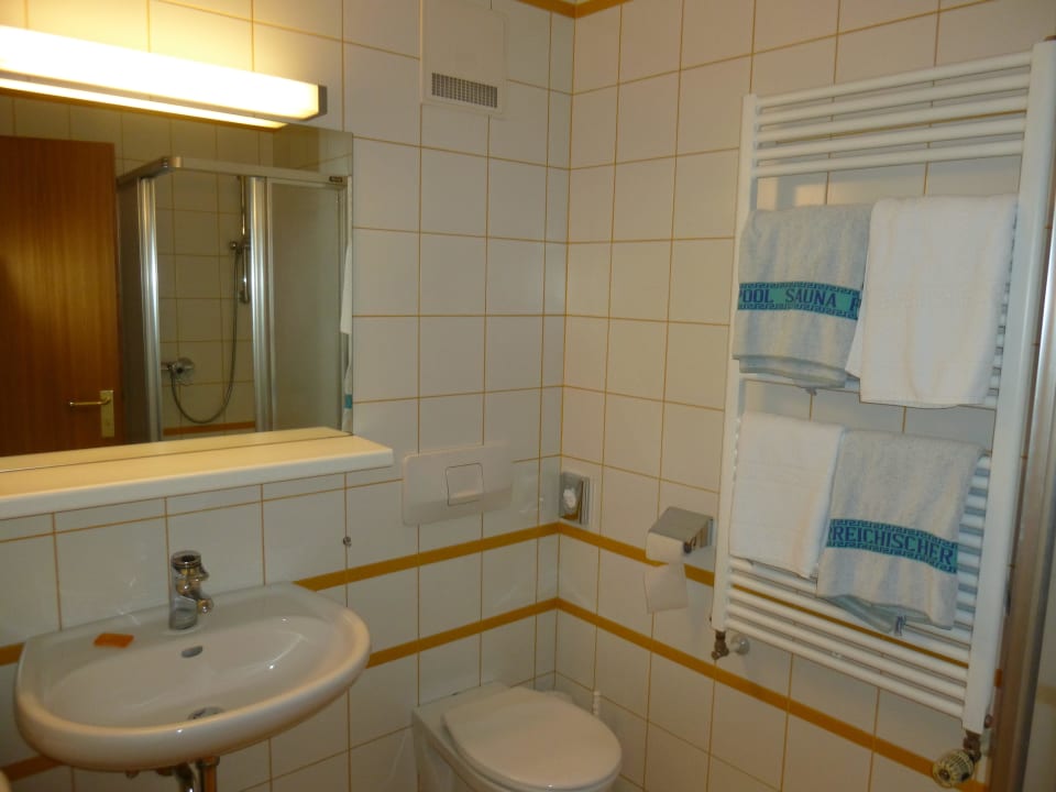 Waschbecken, WC und Handtuchtrockner Hotel Österreichischer Hof