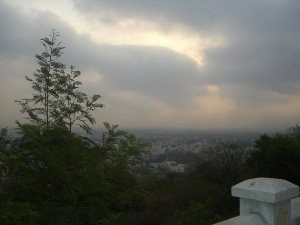 Blick auf die Stadt The Gateway Hotel Pasumalai