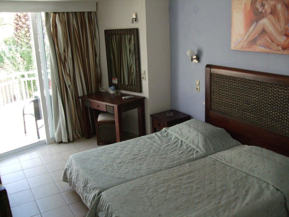 Unser schmutziges Zimmer nach dem Öffnen der Tür Nefeli Hotel Rethymno