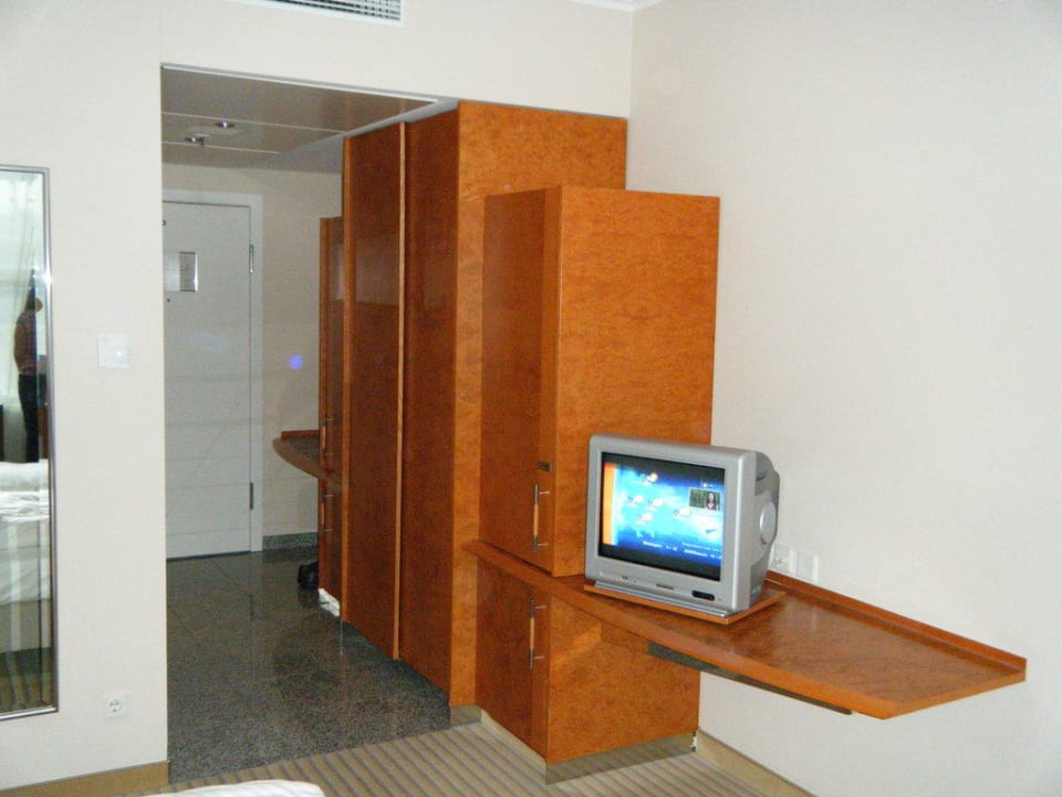 Schränke und TV Hilton Munich Airport