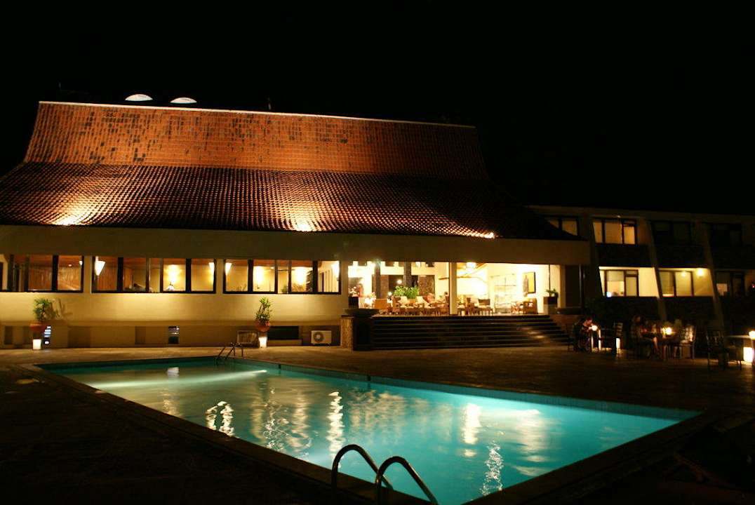 Basen i restauracja Hotel Royal Lotus