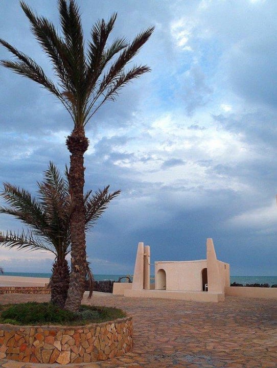 Wolken ziehen auf vor dem Regen Zita Beach Resort