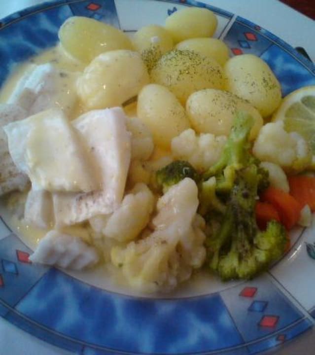 Viele Kartoffeln, etwas Fisch, je ein Blumenkohl- und Brokko Apartmenthotel-Harz