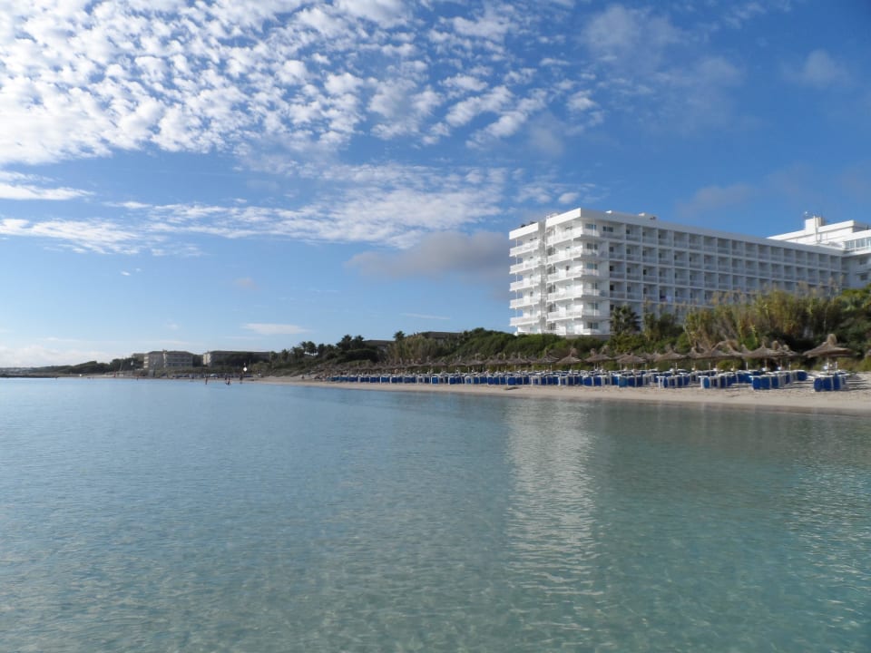 Das Hotel vom Strand aus  Playa Esperanza Resort