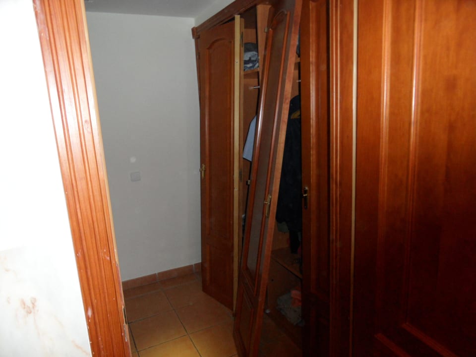 Nach der ersten Benutzung...Flügeltüren Schrank Bahia Principe Sunlight Costa Adeje