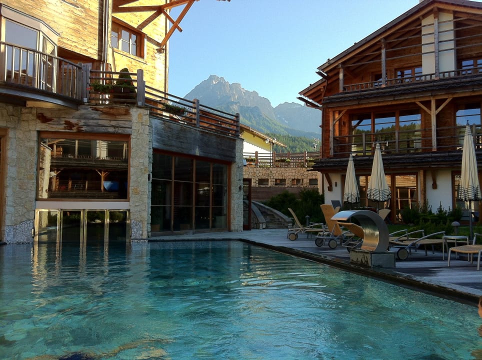 Blick vom Außenpool in die Berge Post Alpina - Family Mountain Chalets
