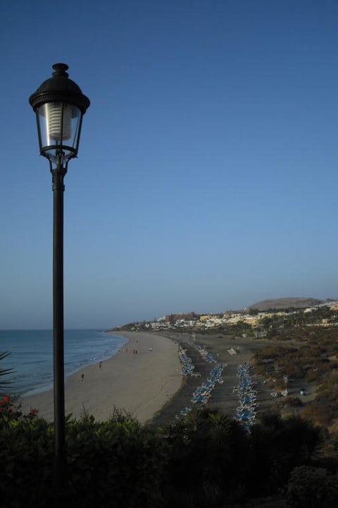 Blick zum Strand bei Abenddämmerung  SBH Hotel Taro Beach