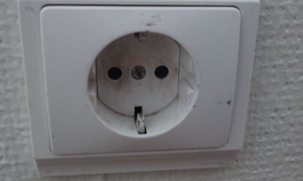 Steckdose in unserem Zimmer Le Jardin Resort