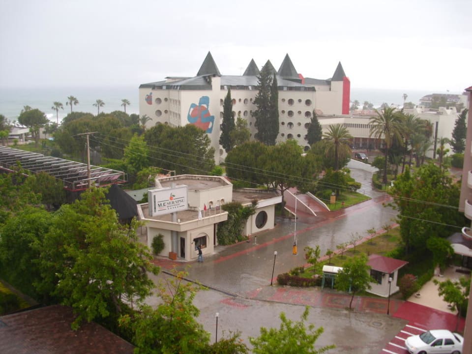 6.OG mit einem Bilck auf ein 5 Sterne Hotel Hotel Royal Garden Beach