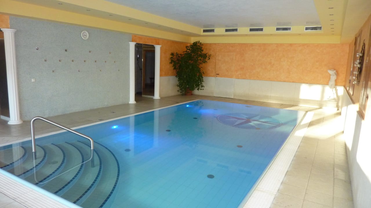 Hallenbad mit angenehmer Wassertemperatur Hotel Lavendel