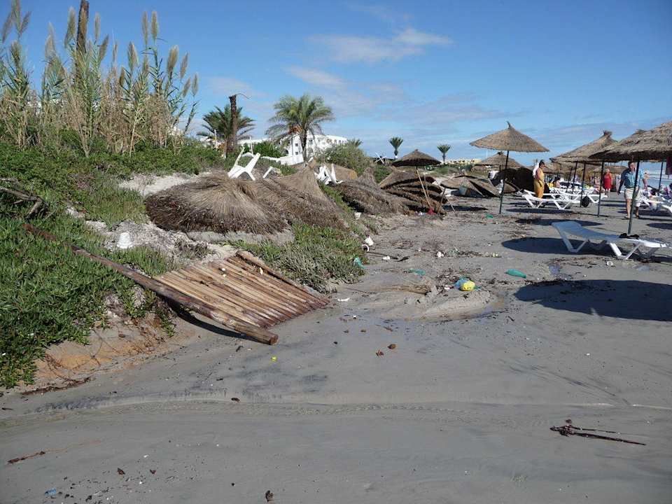 Strand nach dem schweren Unwetter Mahdia Beach & Aquapark