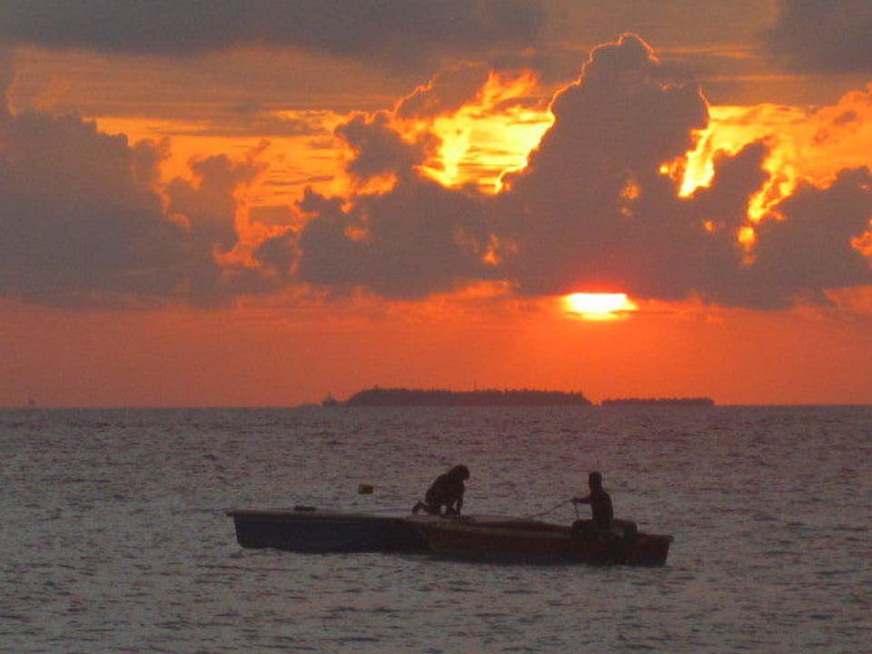 Sonnenuntergang Thulhagiri Island Resort