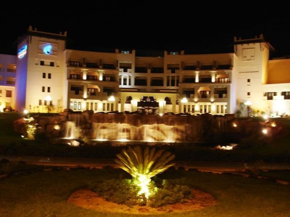 Hotelansicht bei Nacht Steigenberger ALDAU Beach Hotel