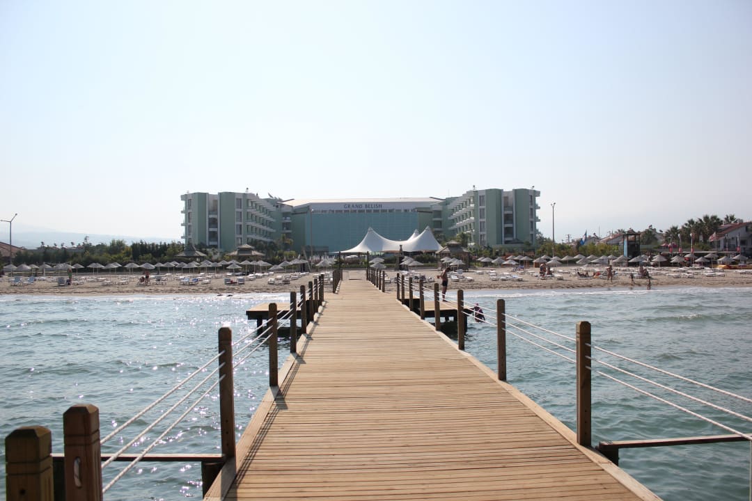 Steg vor dem Hotel Grand Belish Resort Hotel & Spa