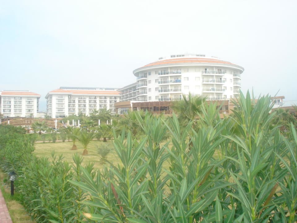 Die Hotelanlage vom Strand aus  Seaden Sea World Resort & Spa