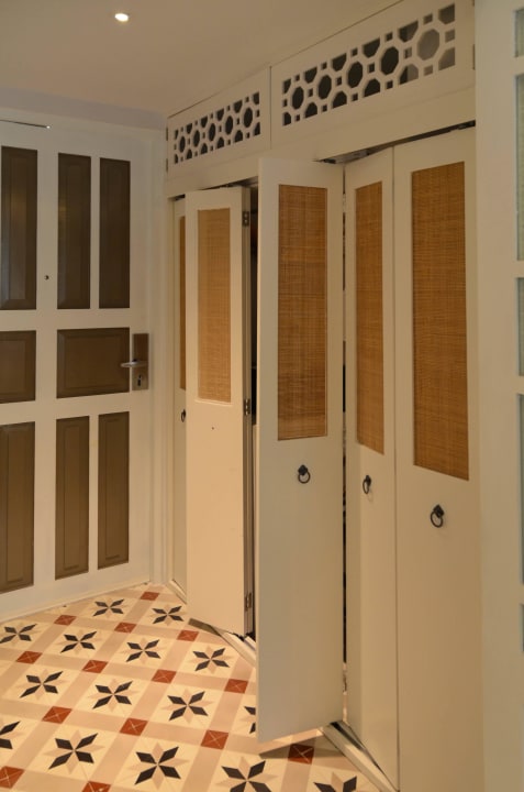 Kleiderschrank Hibiscus Grand Deluxe Moracea by Khao Lak Resort