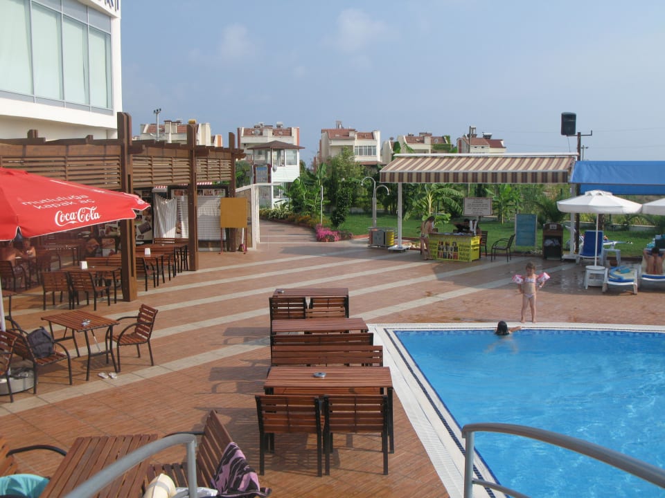 У бассейна Cenger Beach Resort & Spa
