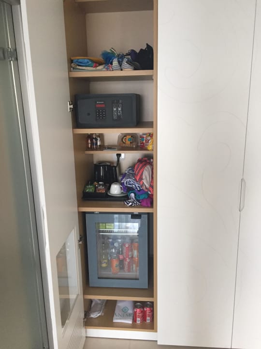 Sehr volle Minibar - wohin mit unseren Sachen? Anemos Luxury Grand Resort