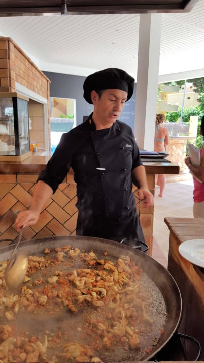 Paella ist in Arbeit Prinsotel La Pineda