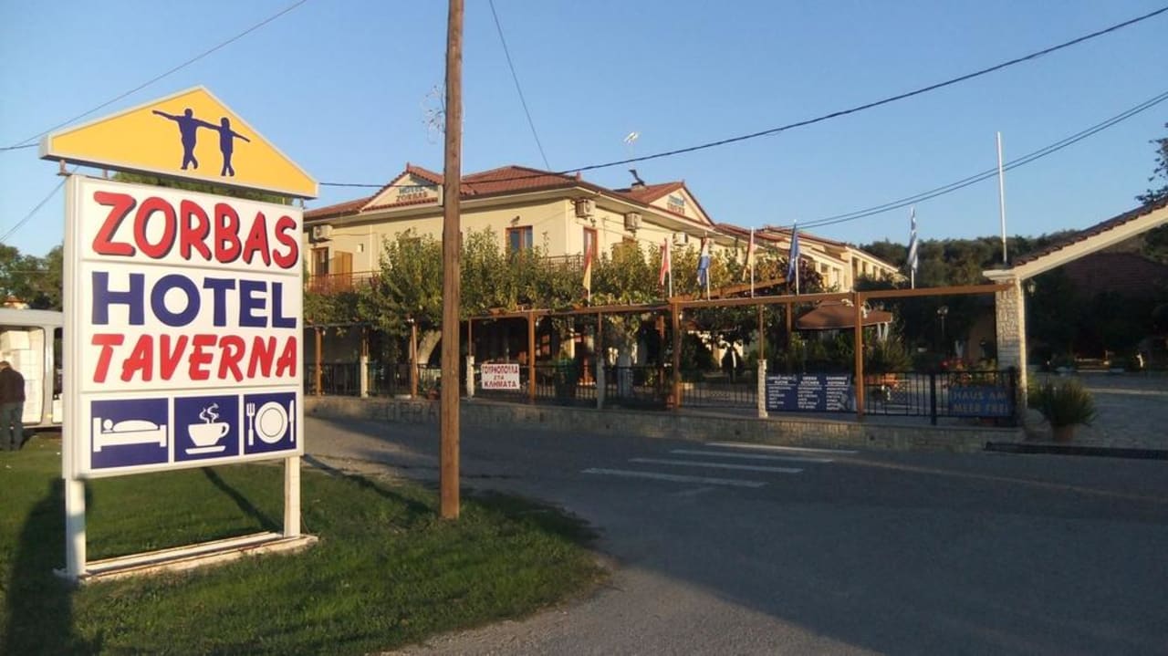 Das Strassenschild Hotel Zorbas