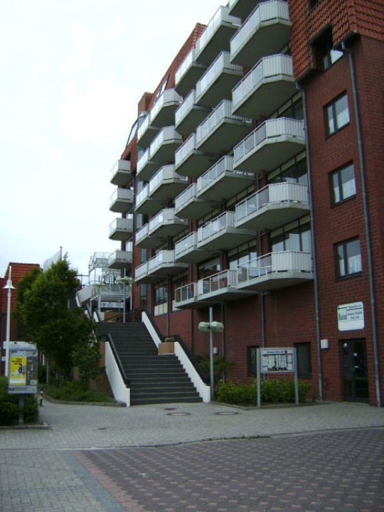 Rückseite mit Aufgang zum Hotel, dahinter ist Lift Upstalsboom Hotel am Strand