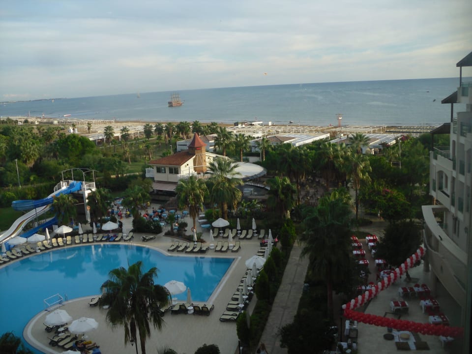 Blick Poolbereich Bella Resort & Spa
