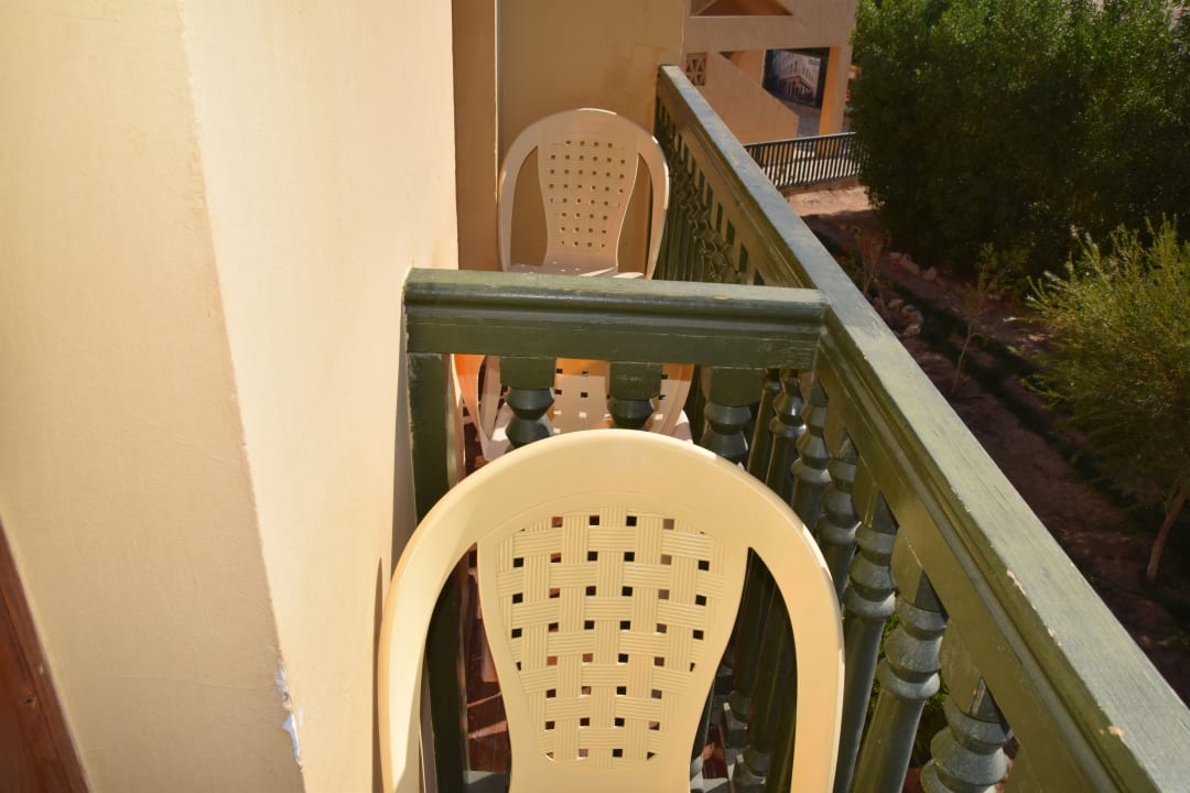 Witzbalkon Unserer und der vom Nachbarn. Three Corners Rihana Resort Deluxe