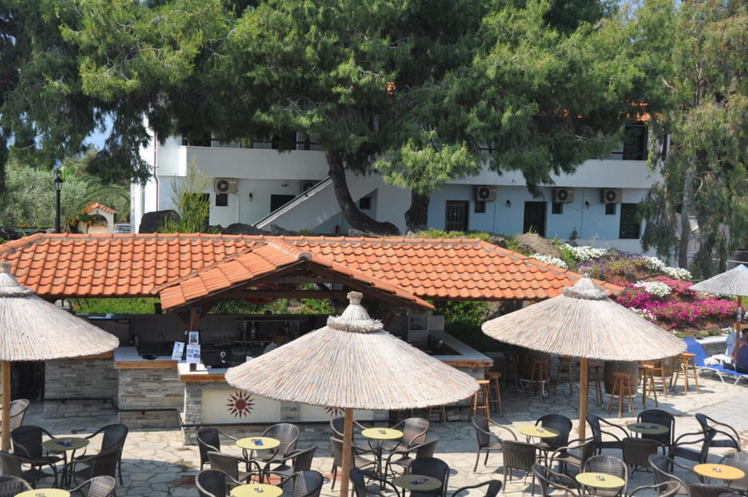 Blick auf die Poolbar Blue Dolphin Resort Hotel