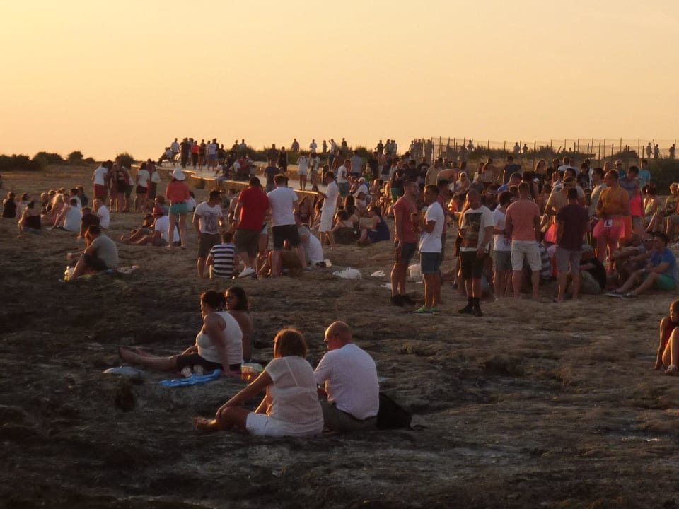 Hunderte warten auf den Sonnen untergang  Hotel Osiris