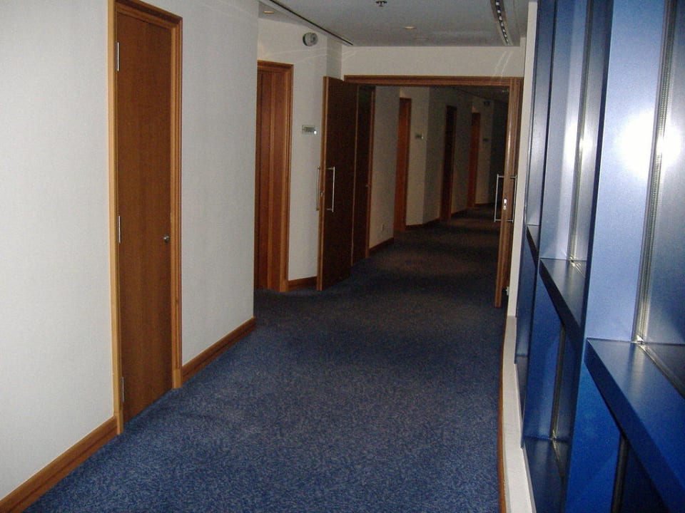 Chodba v hotelu Hotel Le Meridien Al Aqah Beach Resort