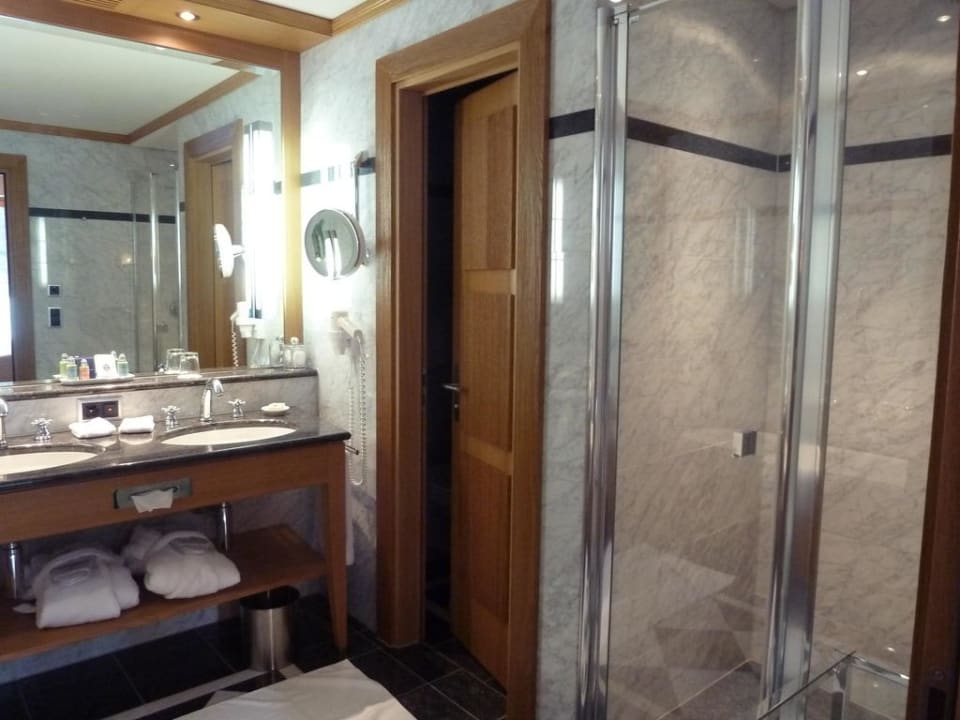 Badezimmer Grand Hotel Kronenhof Pontresina
