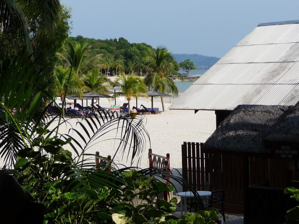 Blick vom Pool zum Strand Berjaya Langkawi Resort