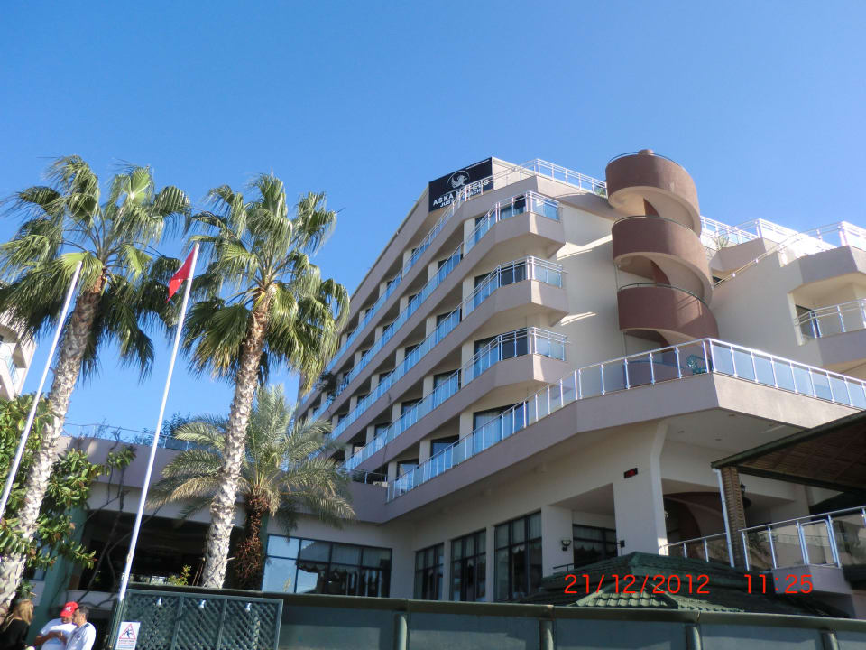 Blick vom Strand auf das Hotel Aska Hotel Just in Beach