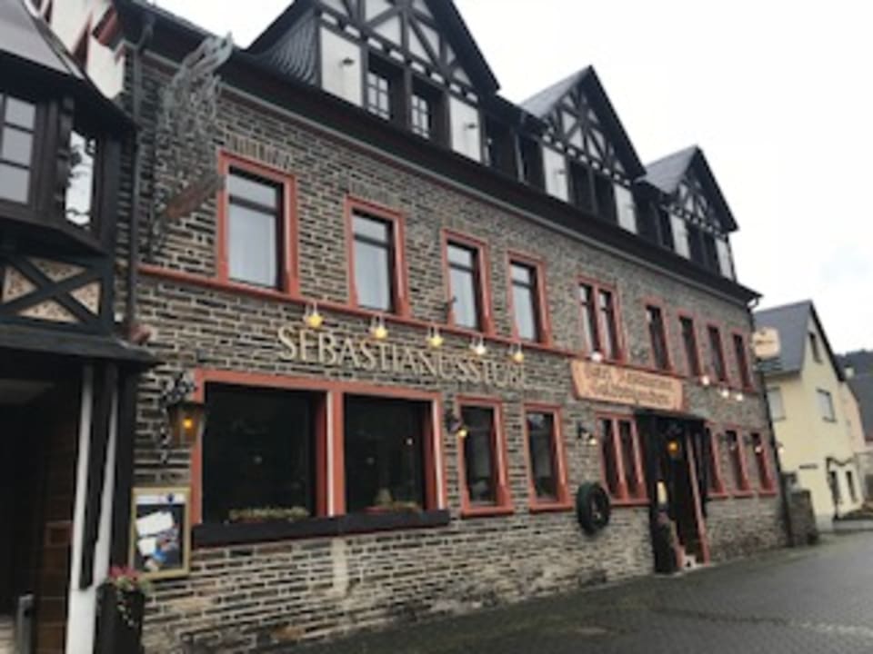 Die Straßenansicht. Hotel Ellenzer Goldbäumchen