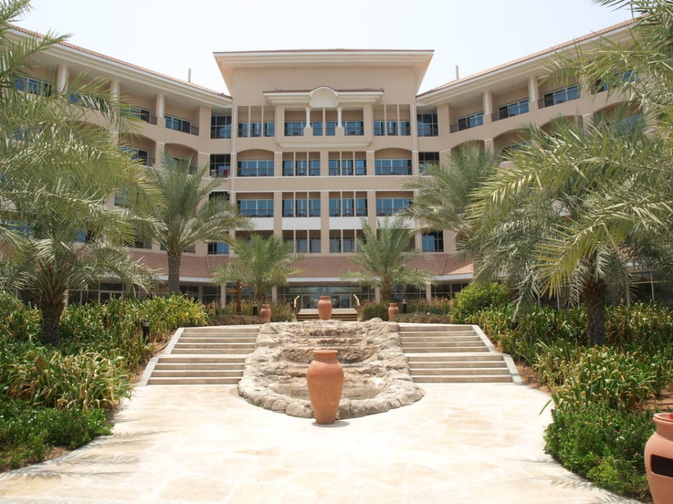 Wejście od ogrodu Fujairah Rotana Resort & Spa