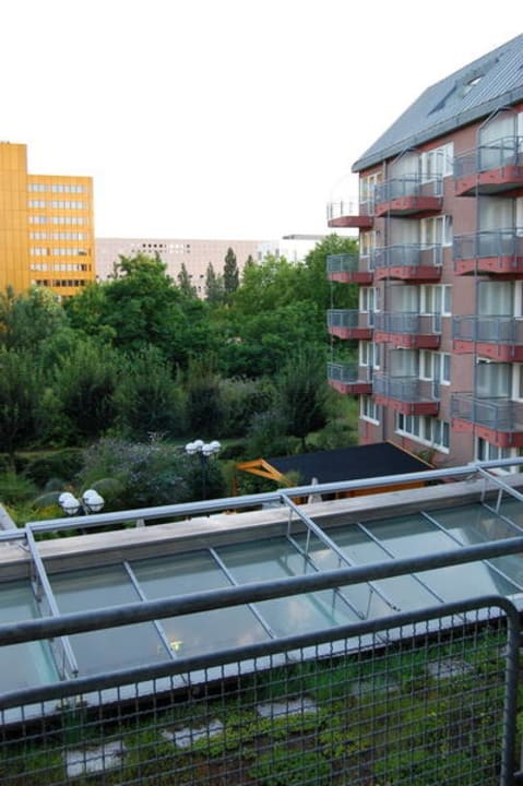Strassenabgewandte Seite des Mercure Hotels Mercure Hotel & Residenz Frankfurt Messe